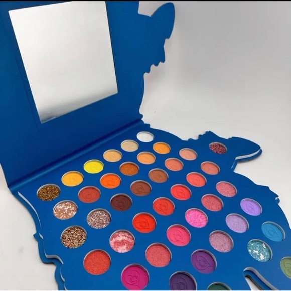 Disney Stitch Makeup Eyeshadow Pallet - Picture 5 of 7